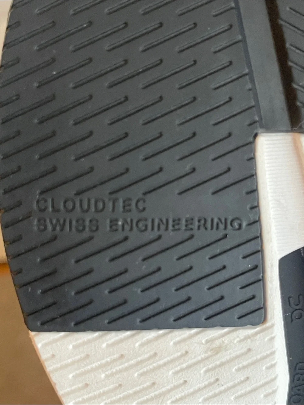On Cloudeasy Wh/BLK  Running Shoes Size 9 EU 42 Lightweight Sneakers #B1
